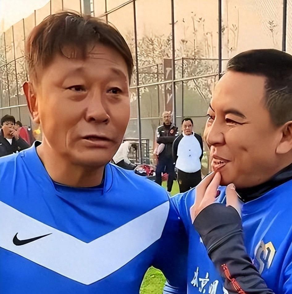 世俱杯买球平台-前国脚高峰现状：54岁很显老，妻子也是运动员，二儿子和继父更亲